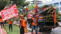 Banyaknya karangan bunga bahkan sampai dipindahkan ke kawasan Monas oleh PPSU.