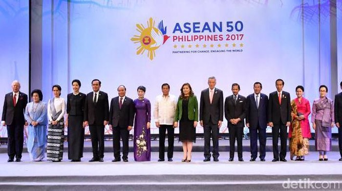 Jokowi Bahas Isu Korea Utara dan Laut China Selatan di KTT ASEAN