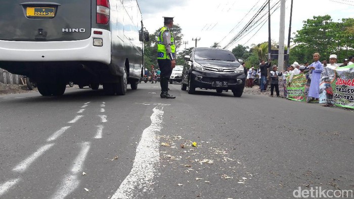 Warga Puncak Berdoa Bersama di Lokasi Kecelakaan Beruntun