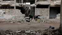 Lewat parkour mereka mengaku dapat keluar dari atmosfir perang dan melupakan rasa sakit dan kesedihan mereka. REUTERS/Alaa Al-Faqir.
