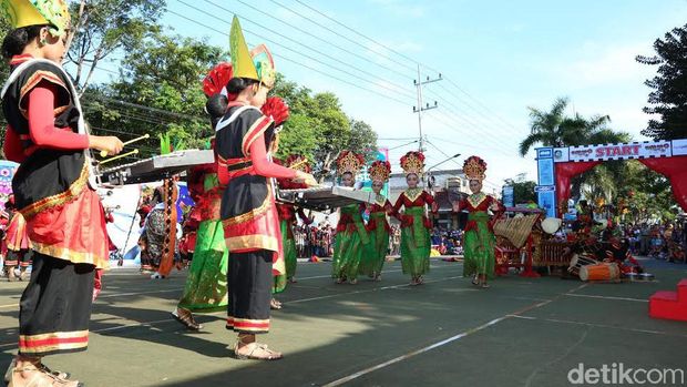 Uniknya Lansia Ikut Festival Marching Band Etnik Ala Banyuwangi