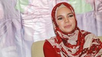 Meski begitu Dewi Sandra terus belajar memperdalam Islam.