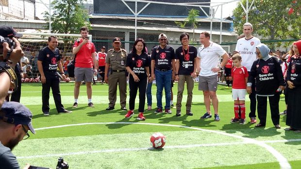  Djarot dan istri futsal ditemani legenda Arsenal saat di RPTRA Semper.