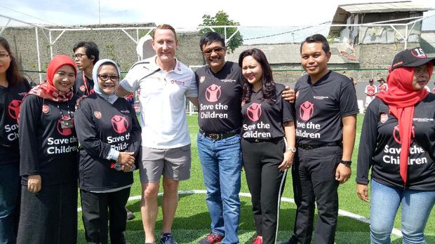 Bersama Legenda Arsenal, Djarot Resmikan Lapangan Futsal di Semper