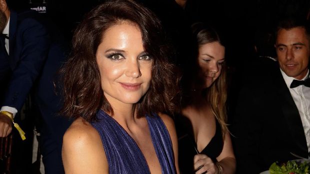 Katie Holmes SAO PAULO, BRAZIL - APRIL 27: Katie Holmes and guest attend the 7th Annual amfAR Inspiration Gala on April 27, 2017 in Sao Paulo, Brazil. (Photo by Studio Fernanda Calfat/Getty Images for amfAR)