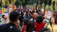 Manfaatkan libur panjang, sejumlah warga Jakarta terlihat mengunjungi Balai Kota, Jakarta, Sabtu (29/4/2017) untuk sekedar berwisata.