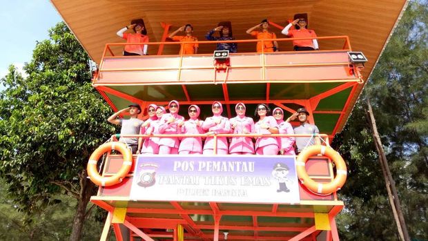 Kapolda Babel Lepaskan 100 Penyu di Pantai Tikus Emas