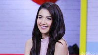 Ditambah wajah cantiknya tak pernah pudar sedikitpun meski kini akan menjadi single parent.