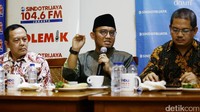 Berbagai suara protes atau dukungan muncul berkaitan dengan tuntutan yang dibacakan jaksa terhadap Basuki Tjahaja Purnama (Ahok) dalam perkara dugaan penistaan agama. Hal itu masuk dalam diskusi dengan tema Ahok, Jaksa dan Palu Hakim yang dibawakan sejumlah tokoh di Warung Daun, Jalan Cikini, Menteng, Jakarta Pusat, Sabtu (29/4/2017).