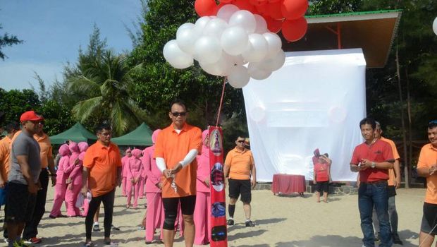 Kapolda Babel Lepaskan 100 Penyu di Pantai Tikus Emas