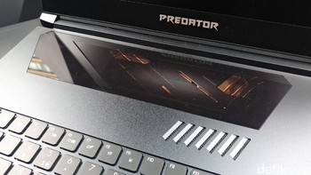 Acer menyematkan kaca Gorilla Glass di area heatpipe. Pengguna dapat menggunakan area transparan ini sebagai trackpad. Foto: detikINET/Yudhianto