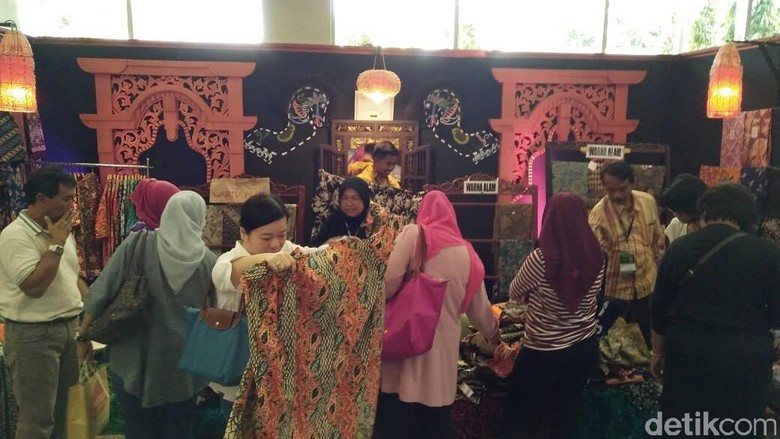 Batik Warna Alam Trenggalek Laris Manis di Pameran Inacraft 2017 Batik Warna Alam Trenggalek Laris Manis di Pameran Inacraft 2017