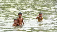 Kawasan ini rupanya adalah area tambak bandeng. Di kanan kiri jalan menjelang Danau Kolam Susuk adalah tambak bandeng yang menyajikan pemandangan indah yang memantulkan langit (Fitraya/detikTravel)