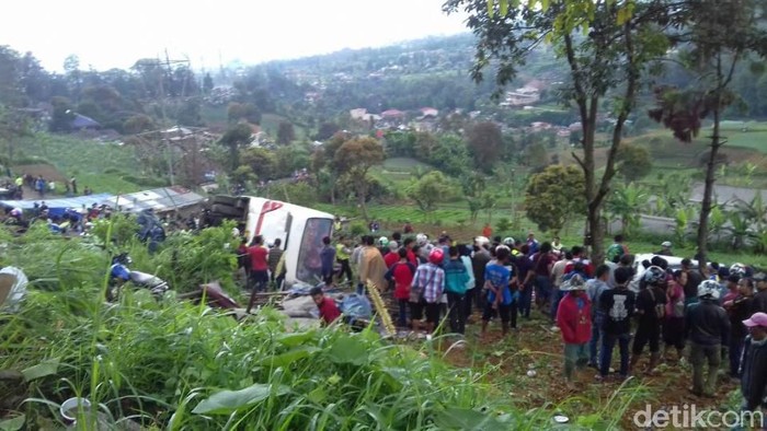 Korban Meninggal di Kecelakaan Puncak dari Pemotor Hingga Sopir Bus