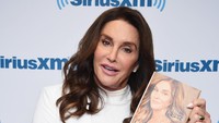 Caitlyn Jenner merilis buku memoir bertajuk The Secrets of My Life yang mengungkapkan ia total telah operasi kelamin pada awal tahun ini. Foto: Dimitrios Kambouris/GettyImages