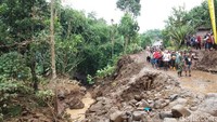 Jumlah korban banjir bandang di Desa Sambungrejo, Kecamatan Grabag, Kabupaten Magelang sebanyak 13 orang. Sebanyak lima orang telah ditemukan tewas. Tiga orang selamat dan mengalami luka berat.Tiga korban luka dirawat di RSU Tidar Kota Magelang, yakni Aryanti (30), Nanda (13), dan Marlan (30).