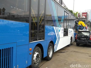ABG Tewas Tertabrak Bus TransJ Saat Menyeberang di Mampang