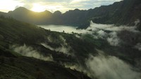 Di peringkat 12, ada Geopark Rinjani di Lombok, NTB. Keindahan Gunung Rinjani beserta alam indah di sekitarnya berhasil membuatnya diakui oleh UNESCO (Aldy/dTraveler)