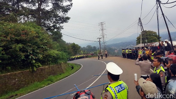 Polisi Olah TKP Kecelakaan Bus Maut Ciloto Puncak Pakai Drone