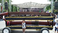 Alhasil golok raksasa tersebut tak lepas dari ajang swafoto warga yang datang ke festival.