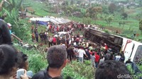 Sebanyak 4 mobil dan sejumlah motor terlibat kecelakaan beruntun di Jalan Raya Puncak, Desa Ciloto, Cianjur, Jawa Barat sekitar pukul 11.00 WIB, Minggu (30/4/2017). Pool/Dok Pembaca.