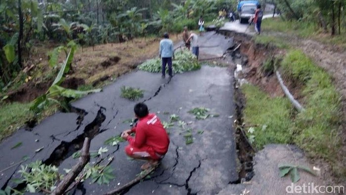 Jalan Ambles, Akses Utama Antar Kecamatan di Trenggalek Terputus