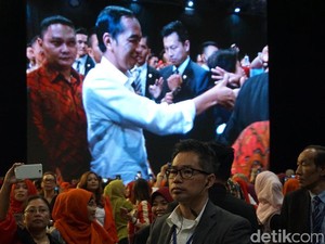 Haru WNI di Hong Kong Sambut Kedatangan Jokowi