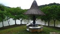 Dari plang gapura gerbang masuknya, ejaannya adalah Kolam Susuk, yang kemudian dimodifikasi Koes Plus menjadi Kolam Susuk. Susuk artinya nyamuk (Fitraya/detikTravel)