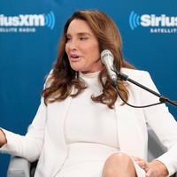 Dalam wawancara eksklusif dengan Diane Sawyer di stasiun televisi ABC, Caitlyn membuat pengakuan blak-blakan mengenai perubahan identitasnya dari pria menjadi wanita. Ketika itu Caitlyn memperilihatkan koleksi dress seksi yang dimilikinya. Saat itu pun, sudah terlihat perubahan wajah Bruce yang terlihat lebih feminin. Wajahnya terlihat diperkencang dan diperhalus lewat suntik botoks dan filler. Foto: Caitlyn Jenner / Foto: Dimitrios Kambouris/GettyImages