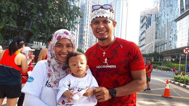 Lala bersama pendamping lari dari IndoRunners, Januar Rettob