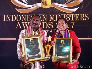Majukan Puncak Papua, Bupati Wandik Raih Penghargaan