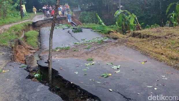 Jalan Ambles, Akses Utama Antar Kecamatan di Trenggalek Terputus