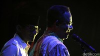 Anies Baswedan dan Sandiaga Uno membacakan puisi di acara itu.