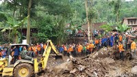 Ratusan Tim SAR gabungan melakukan pencarian di sekitar lokasi.