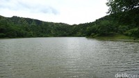 Seorang wisatawan asal Flores memancing dengan santai. Pemancing bisa dapat mujair atau ikan kecil (Fitraya/detikTravel)