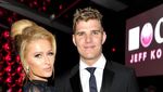 Ciuman Mesra Paris Hilton dan Pacar Barunya