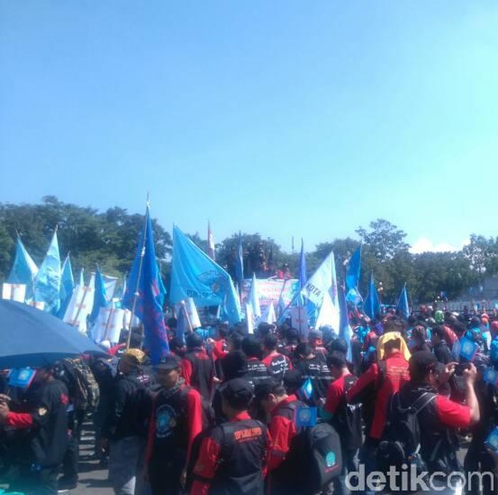 Peringati May Day, Buruh Jabar Berunjuk Rasa di Gedung Sate