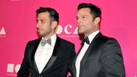 Ricky Martin terbilang masih baru menjalin hubungan dengan pasangan gay-nya tersebut. Foto: John Sciulli/GettyImages