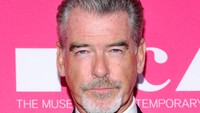 Meksi makin beruban, Brosnan tetap kece kan, girls? Foto: John Sciulli/GettyImages