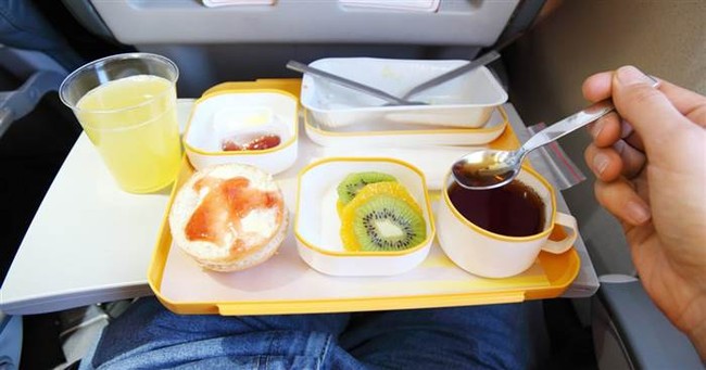 Agar Tetap Bugar Selama Dalam Penerbangan, Hindari Konsumsi 6 Makanan Ini