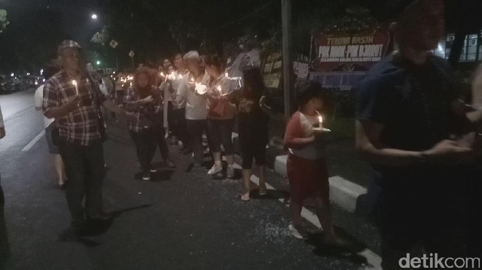 Prihatin Karangan Bunga Dibakar, Warga Nyalakan Lilin di Balai Kota