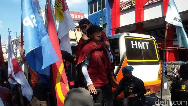 Orasi peringatan May Day di  Yogyakarta.