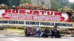 Buruh Padati Patung Kuda