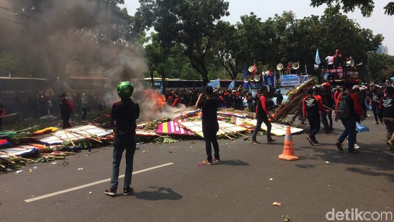 Polisi: Karangan Bunga untuk Ahok Dibakar karena Faktor Psikologis Polisi: Karangan Bunga untuk Ahok Dibakar karena Faktor Psikologis