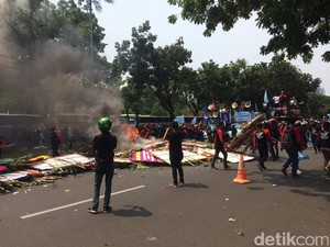Polisi: Karangan Bunga untuk Ahok Dibakar karena Faktor Psikologis