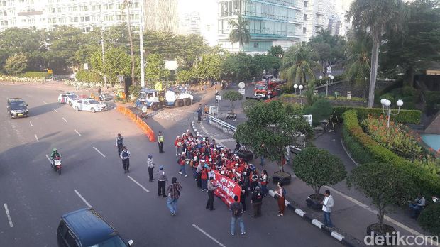 Bawa Peralatan Rumah Tangga, Massa PRT Berdatangan ke Patung Kuda