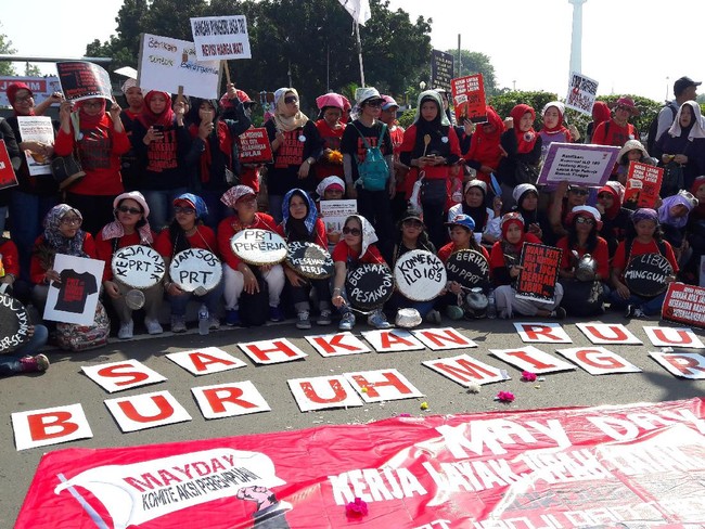 Massa May Day di Patung Kuda Monas. Massa May Day di Patung Kuda Monas.