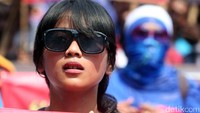 Seorang buruh perempuan terlihat di antara massa aksi May Day