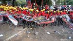 Massa Buruh Nyalakan Bom Asap dan Kembang Api