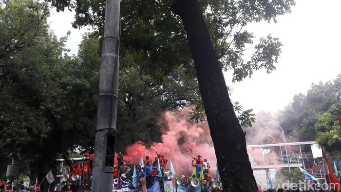 Massa di Medan Merdeka Barat Nyalakan Bom Asap dan Kembang Api